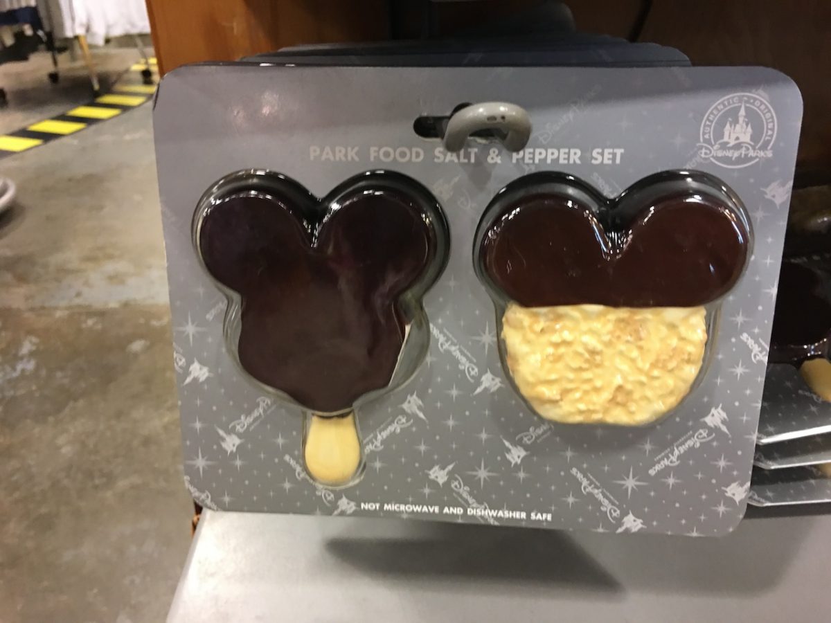 Inside the Disney Outlet Store for the month December 2016