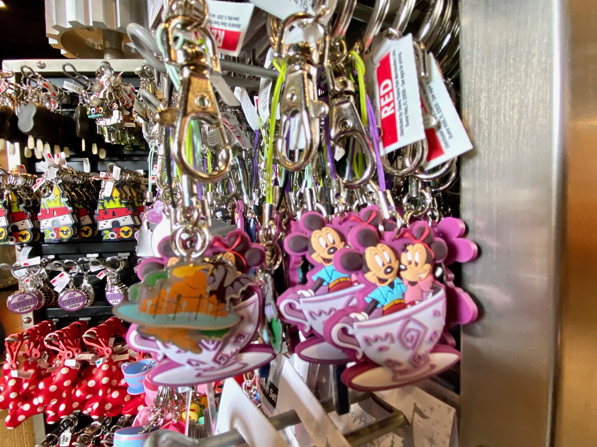 These Walt Disney World Keychain Sets Are Affordable Souvenirs
