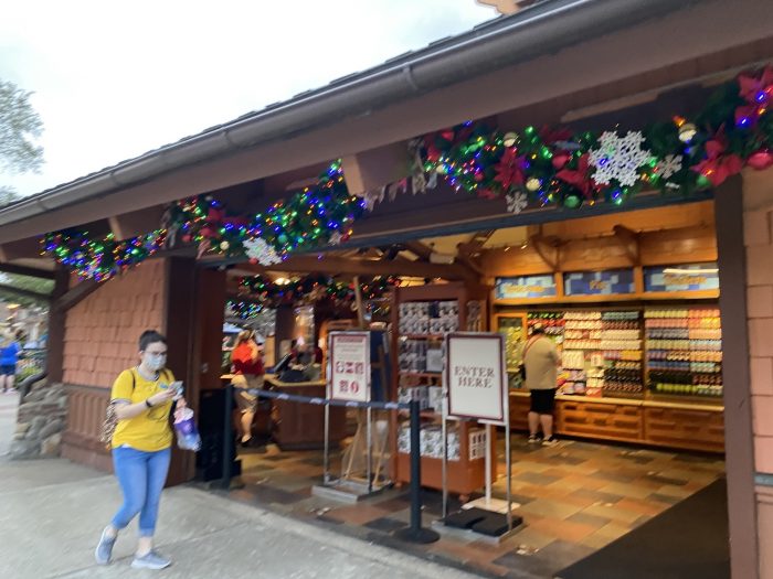 What to Expect When Holiday Shopping at Disney Springs TouringPlans