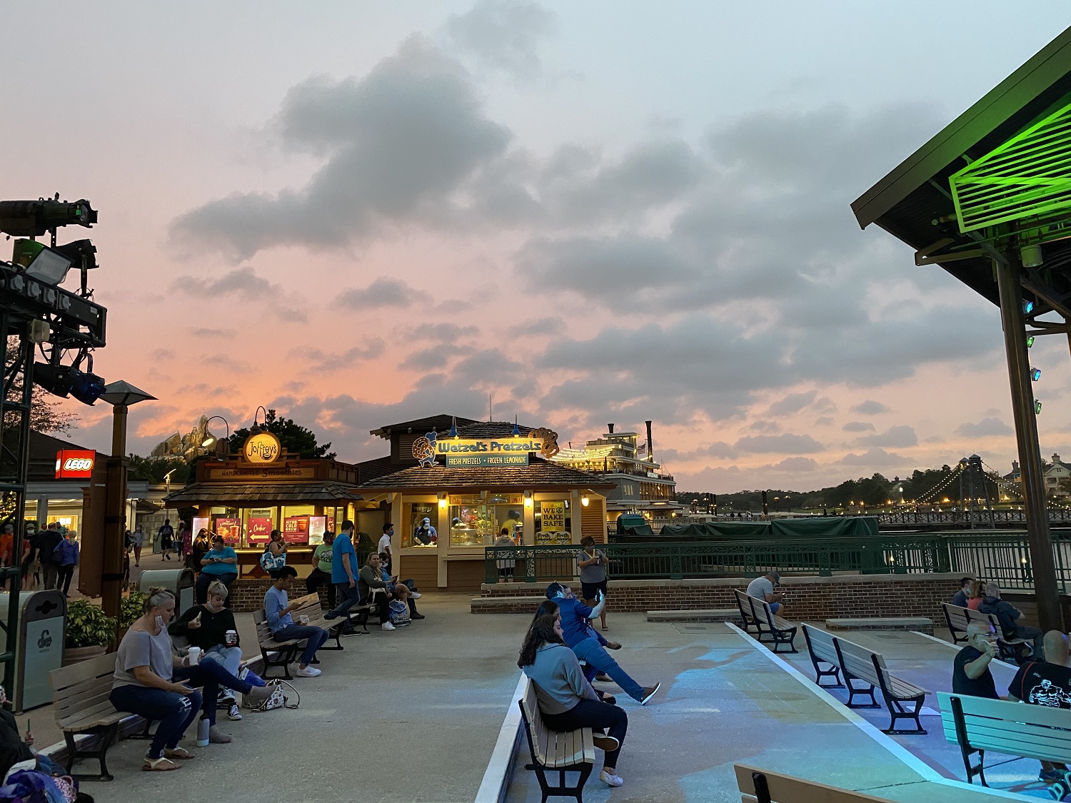 What to Expect When Holiday Shopping at Disney Springs TouringPlans