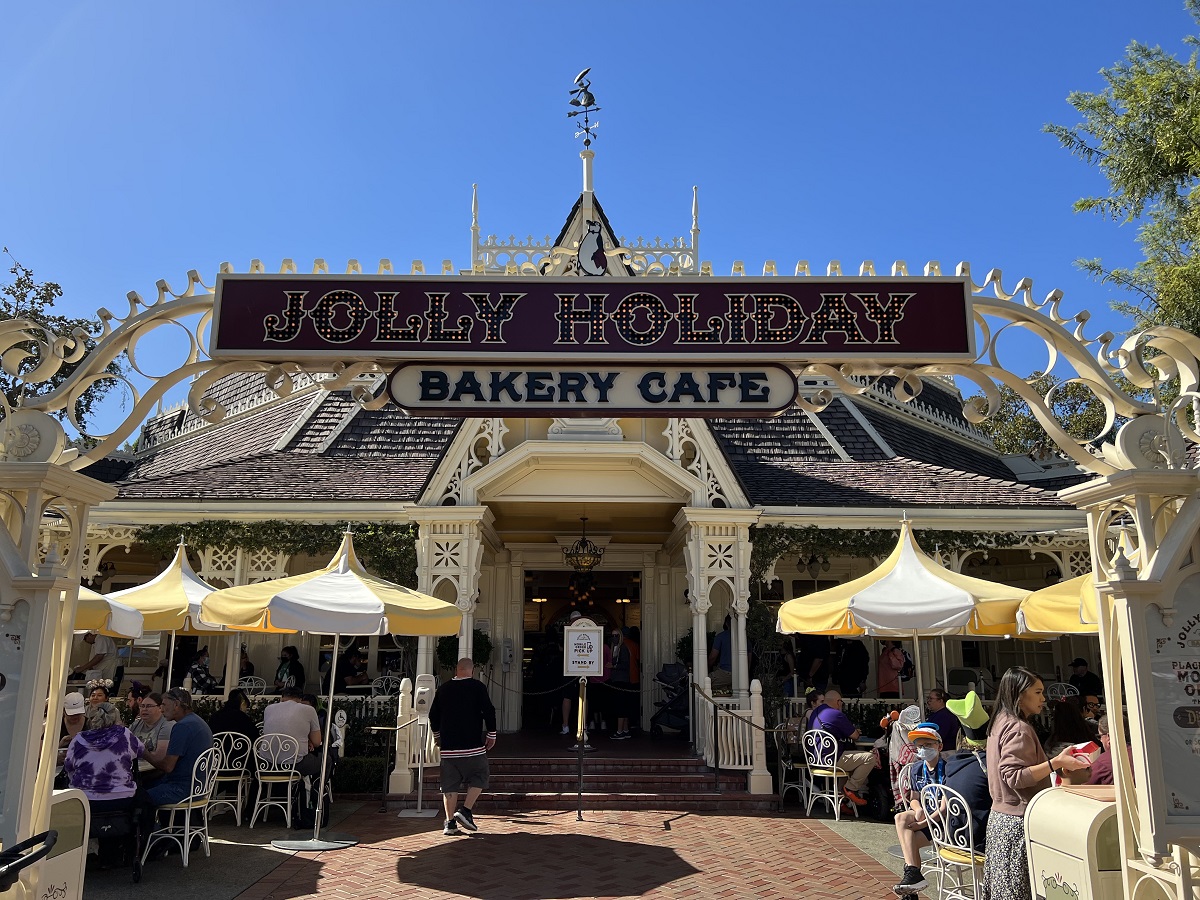 Review Jolly Holiday Bakery, Disneyland’s Most Popular Quick Service