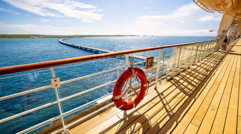 10 Differences Between Lookout Cay and Castaway Cay 10 Differences Between Lookout Cay and Castaway Cay